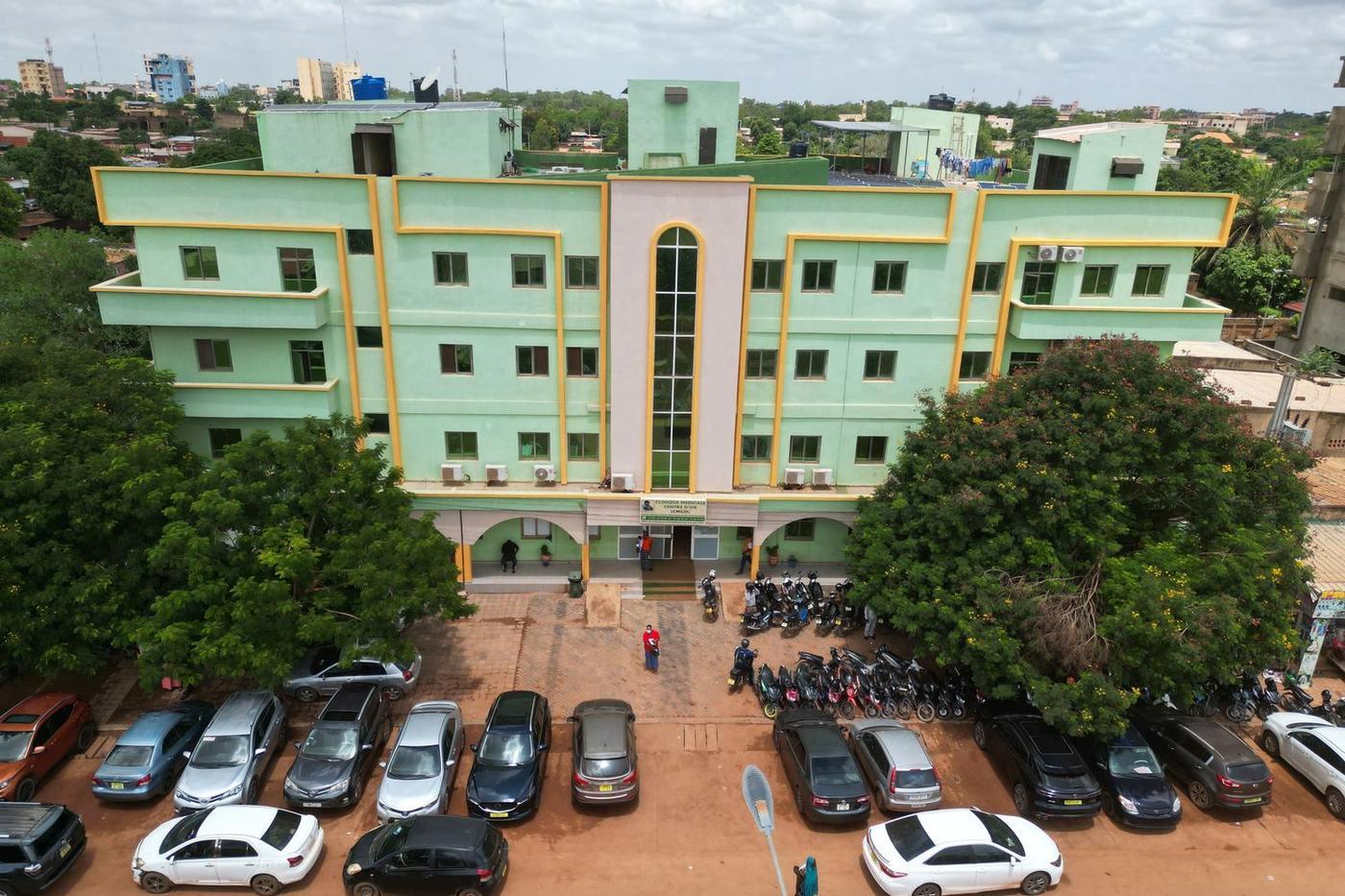 Façade de la Clinique Médicale Centre d'Or à Ouagadougou, vue de face