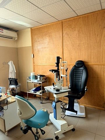 Salle d'ophtalmologie avec lampe à fente